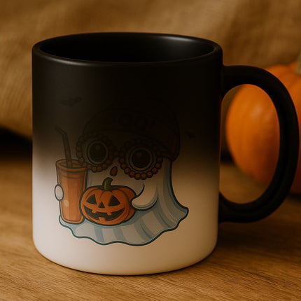 🎃 Halloween-Tasse "Boo!" – Süßer Geist mit Kürbis & Herbstdrink